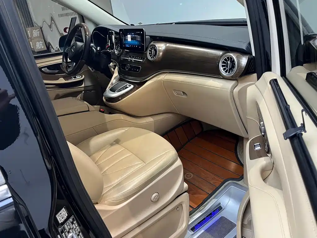 Mercedes-Benz V-Class 2022 — фото 20