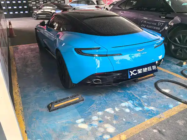 Aston Martin DB11 2019