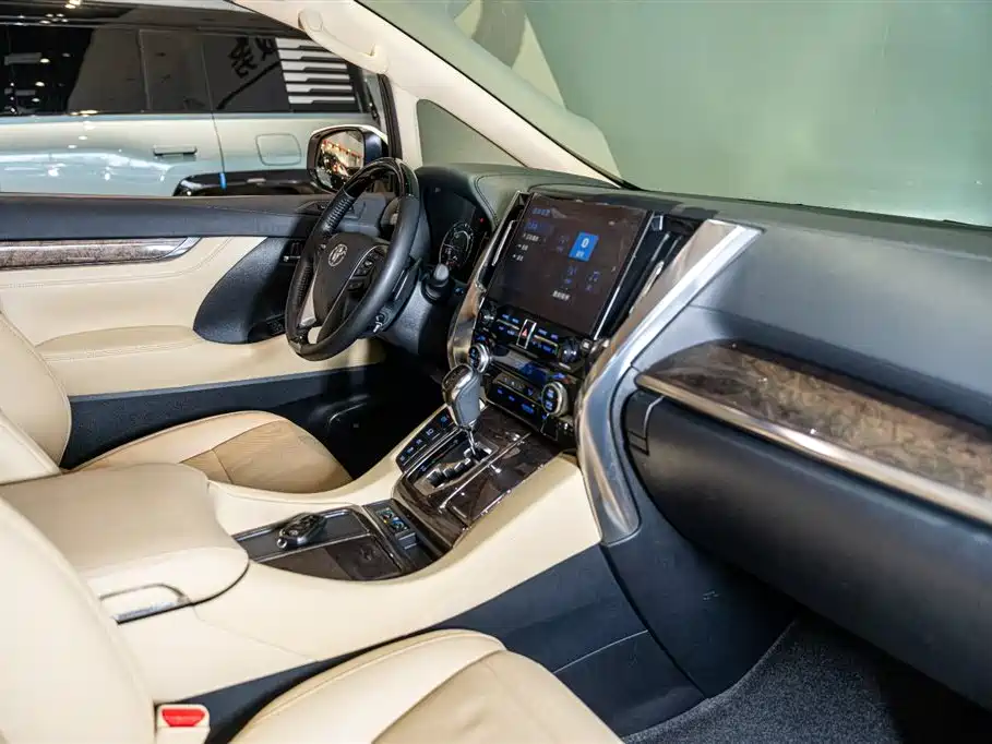 Toyota Vellfire 2023 — фото 10