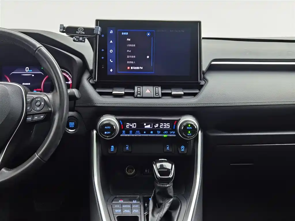 Toyota RAV4 2022 — фото 12