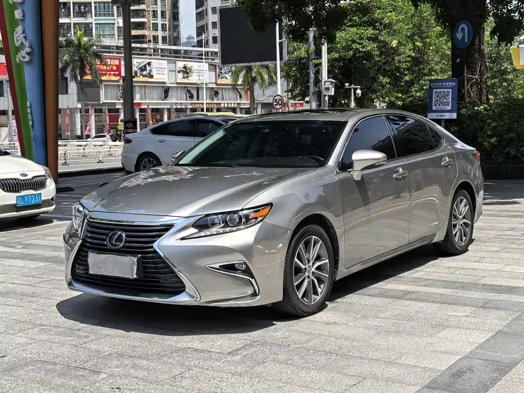 Lexus ES 2017 — фото 1