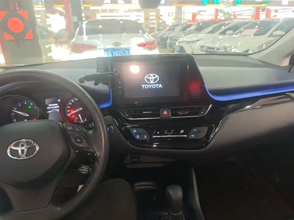 Toyota C-HR 2021 — фото 10