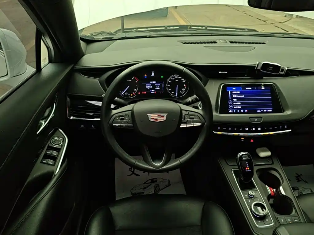Cadillac XT4 2022 — фото 11