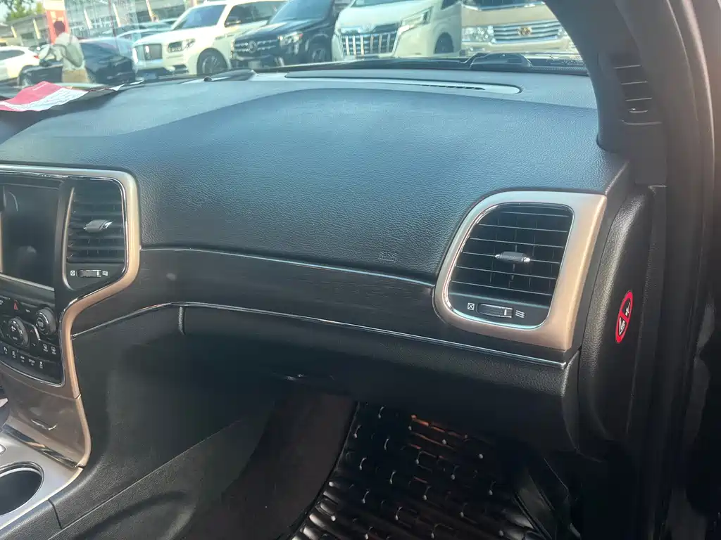 Jeep Grand Cherokee 2018 — фото 30