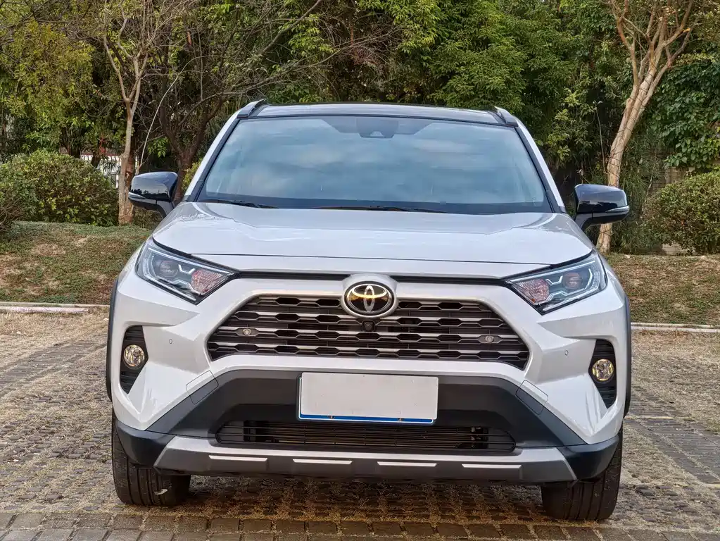 Toyota RAV4 2023 — фото 3