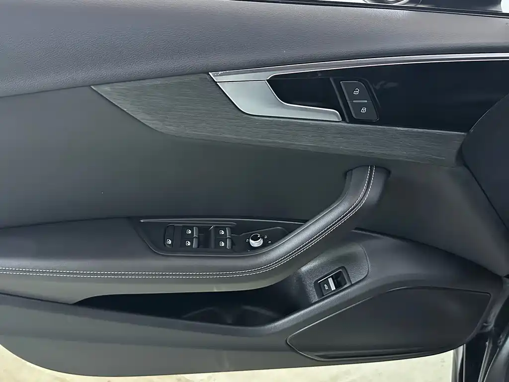 Audi A4L 2023 — фото 12
