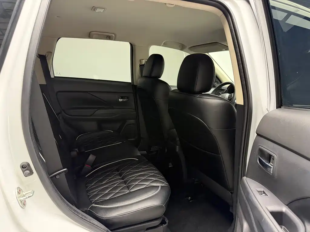Mitsubishi Outlander 2023 — фото 18
