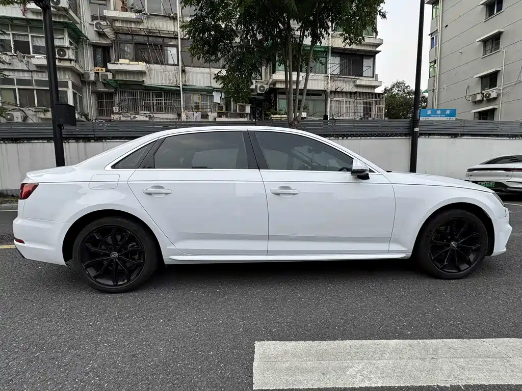 Audi A4L 2018 — фото 13