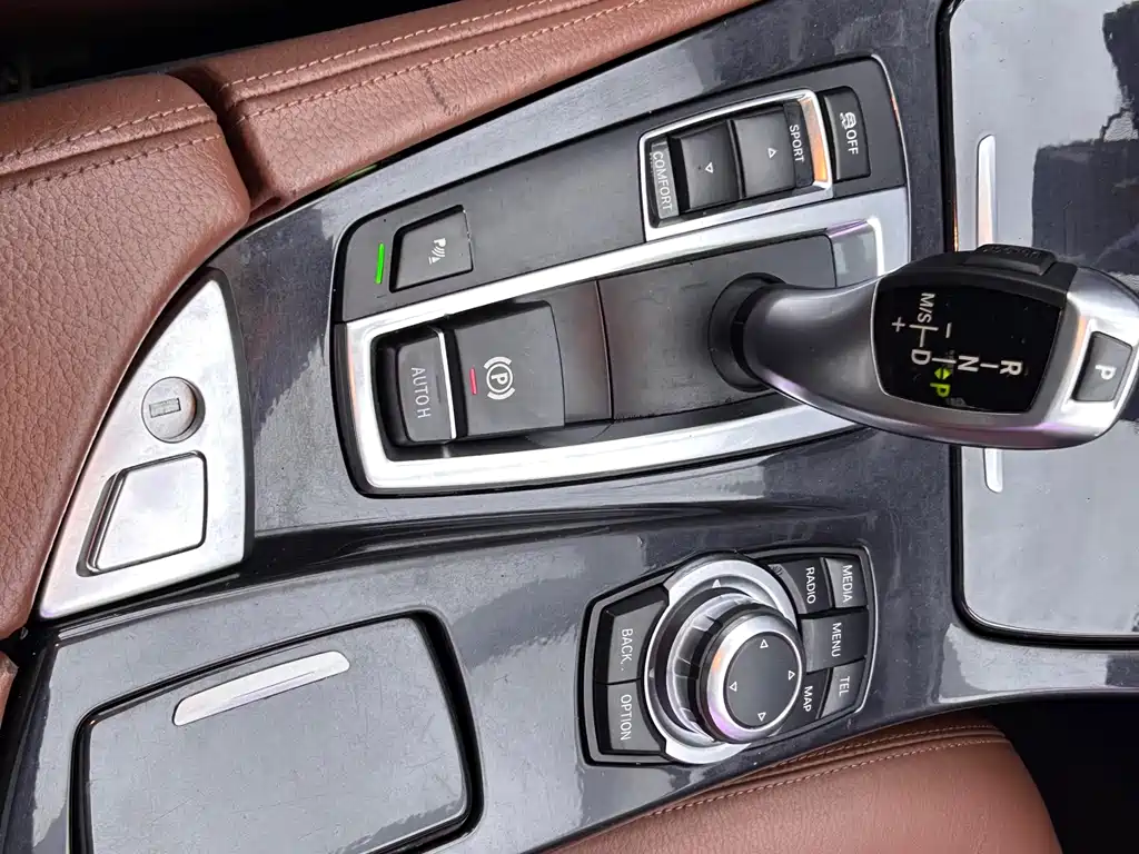BMW 5 Series 2015 — фото 16