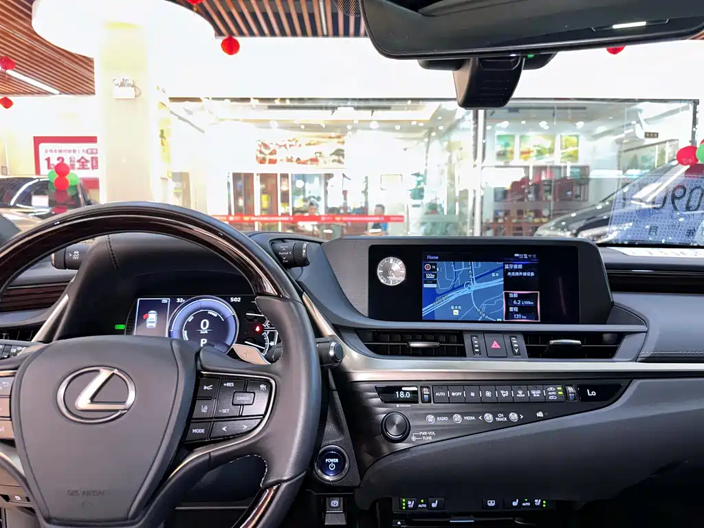 Lexus ES 2019 — фото 11