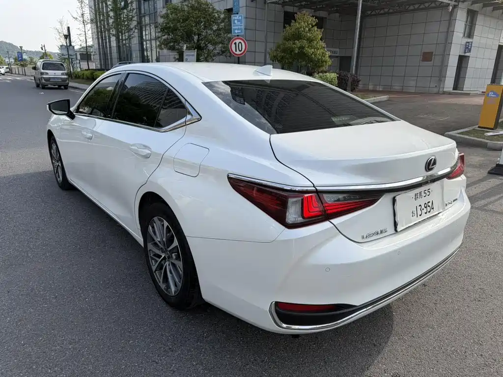 Lexus ES 2022 — фото 11