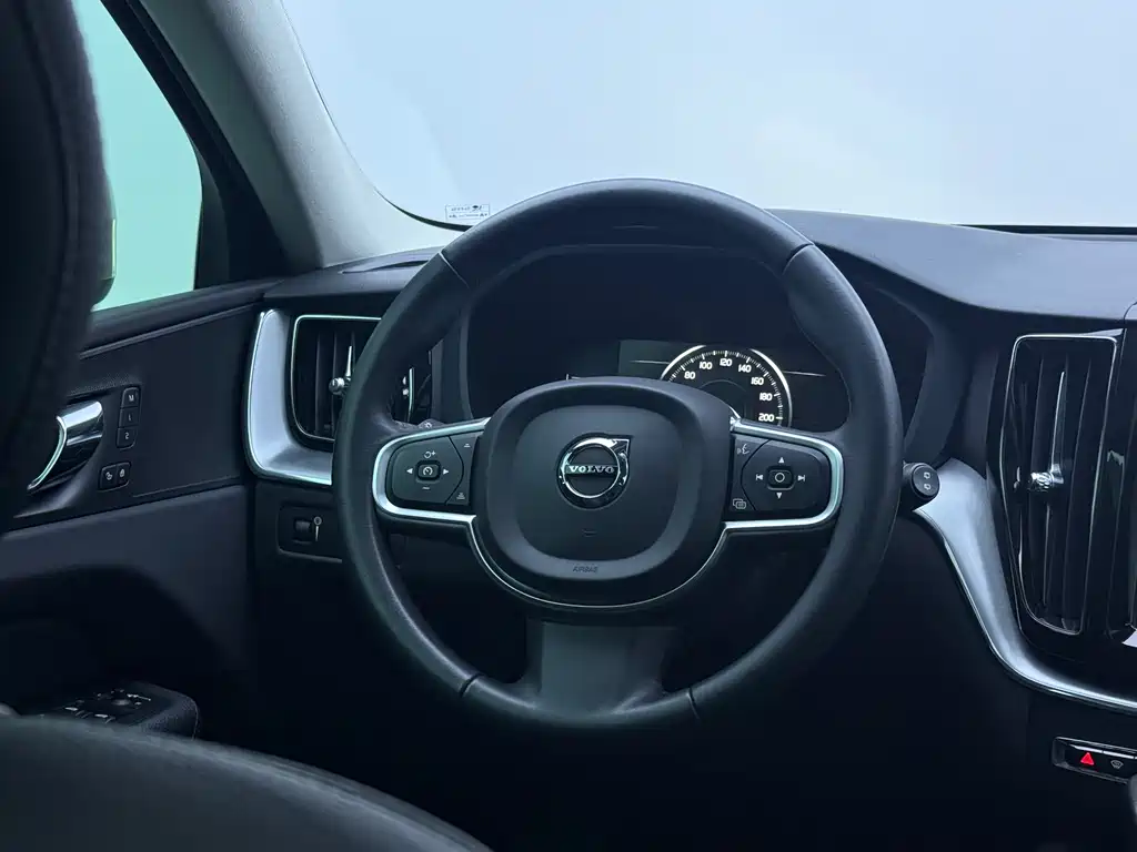 Volvo XC60 2018 — фото 14
