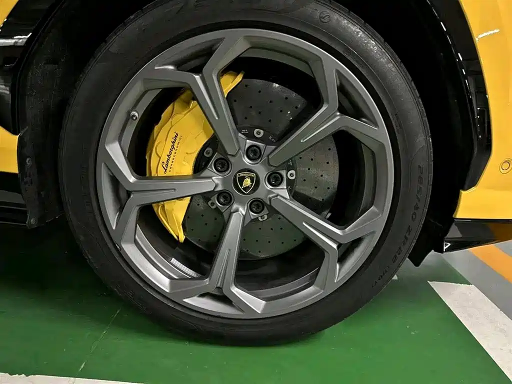 Lamborghini Urus 2019 — фото 12