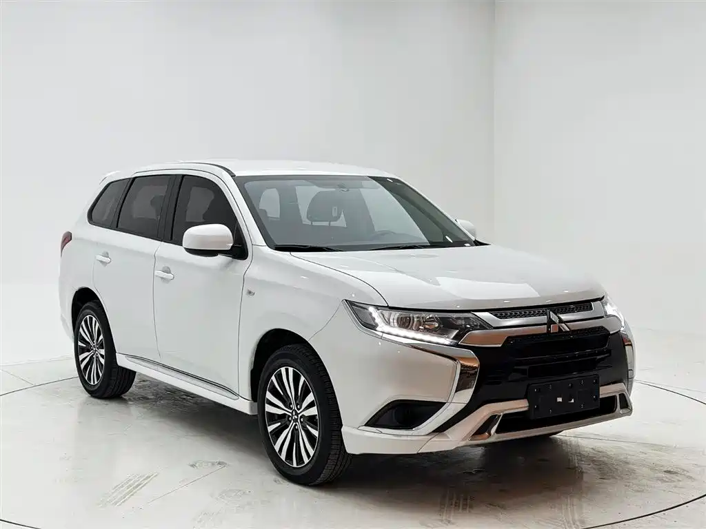 Mitsubishi Outlander 2021 — фото 3