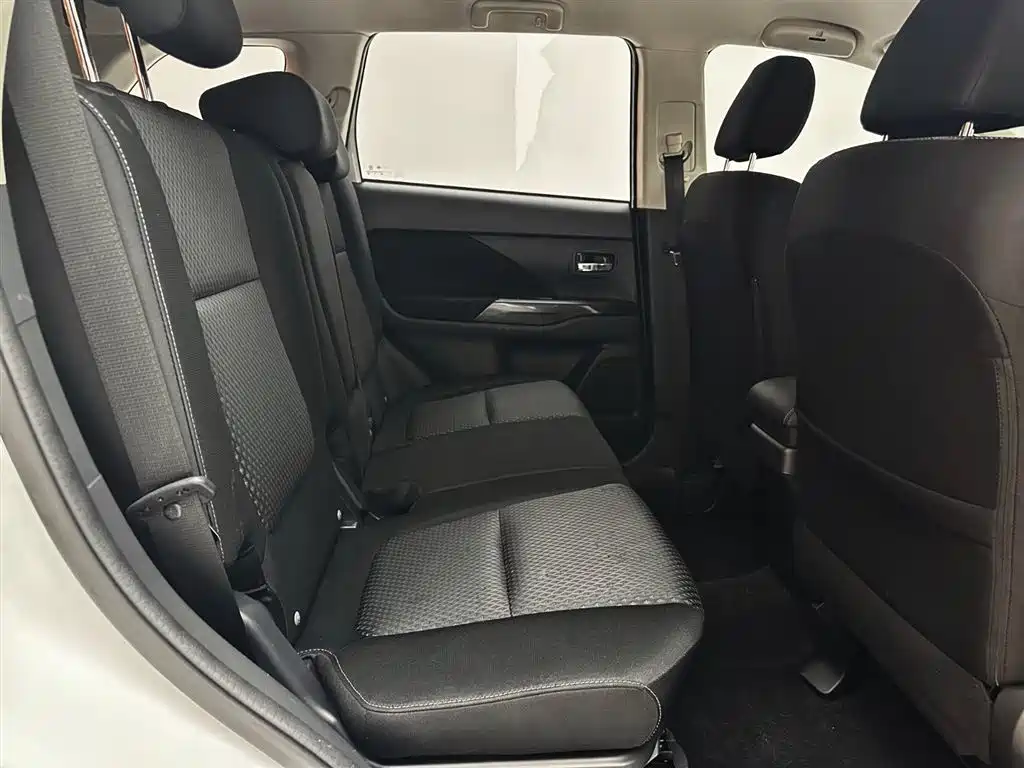 Mitsubishi Outlander 2021 — фото 20