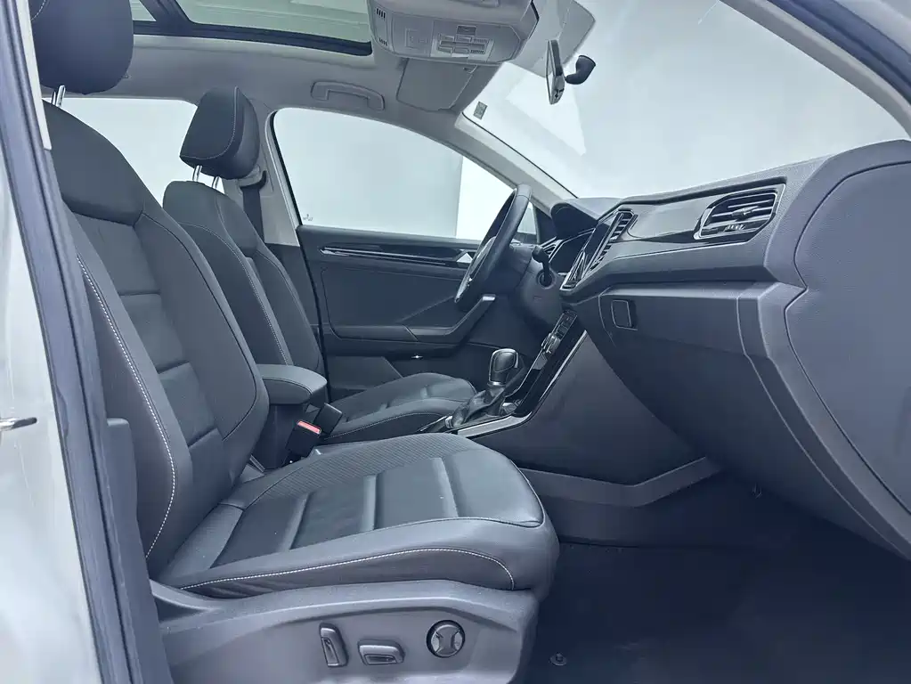 Volkswagen T-Roc 2023 — фото 8