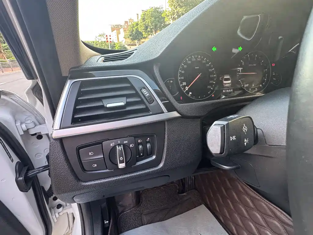 BMW 3 Series 2019 — фото 10