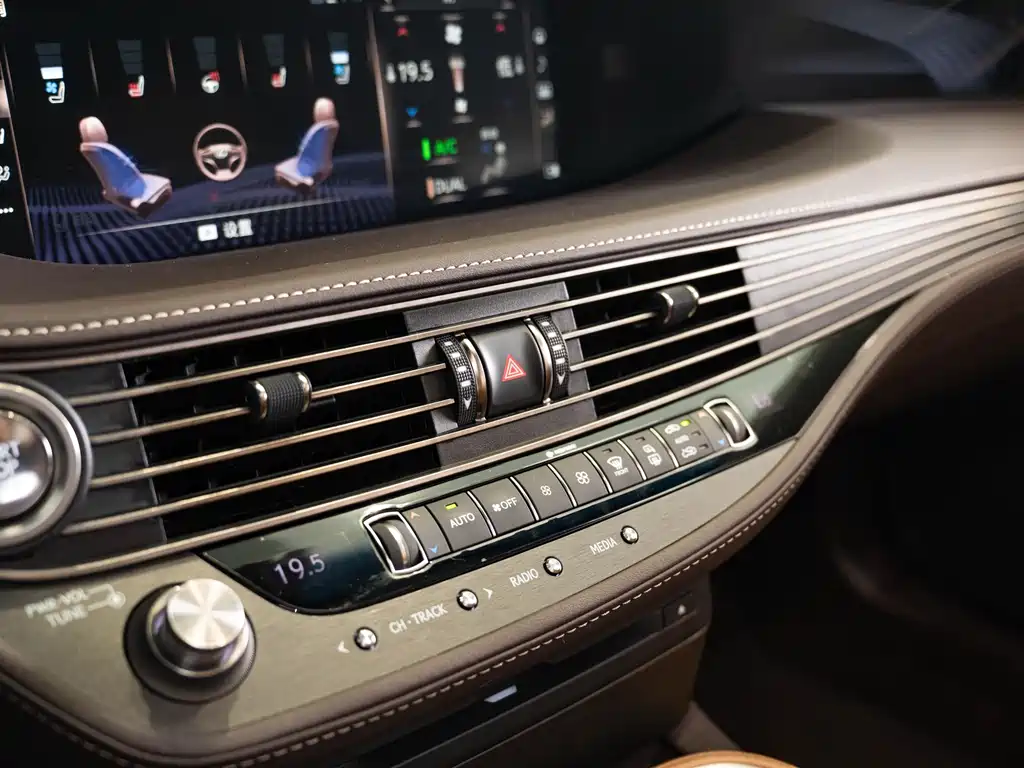 Lexus LS 2019 — фото 17