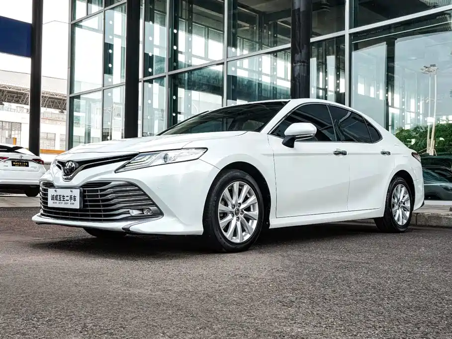 Toyota Camry 2018 — фото 1