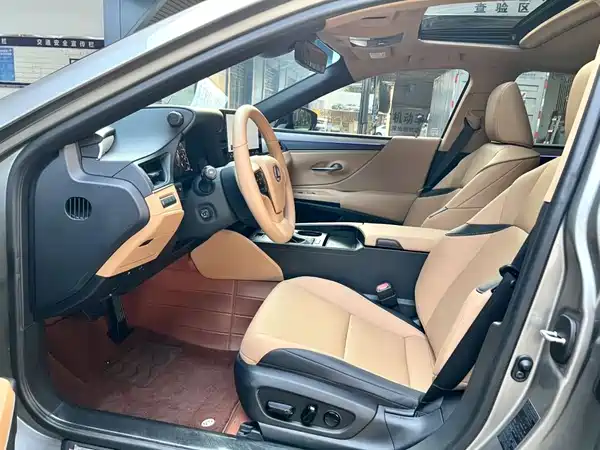 Lexus ES 2025