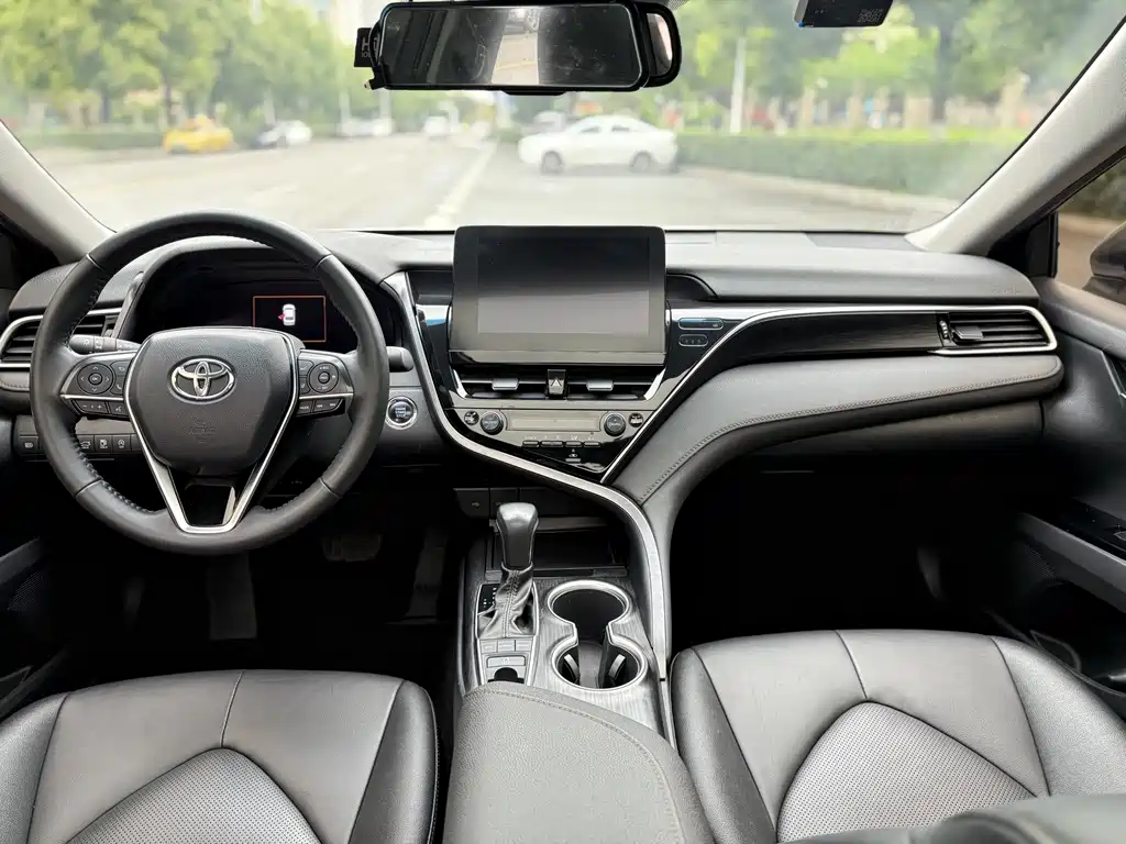 Toyota Camry 2022 — фото 11