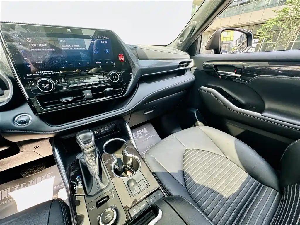 Toyota Crown Kluger 2023 — фото 14