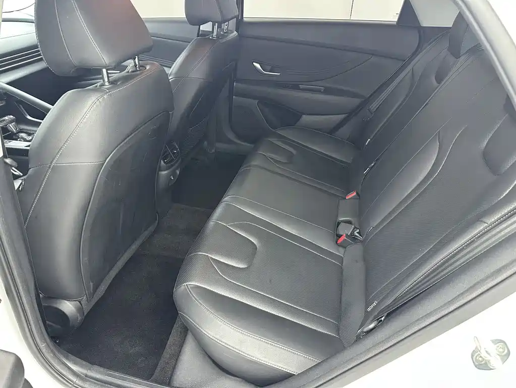 Hyundai Elantra 2023 — фото 15