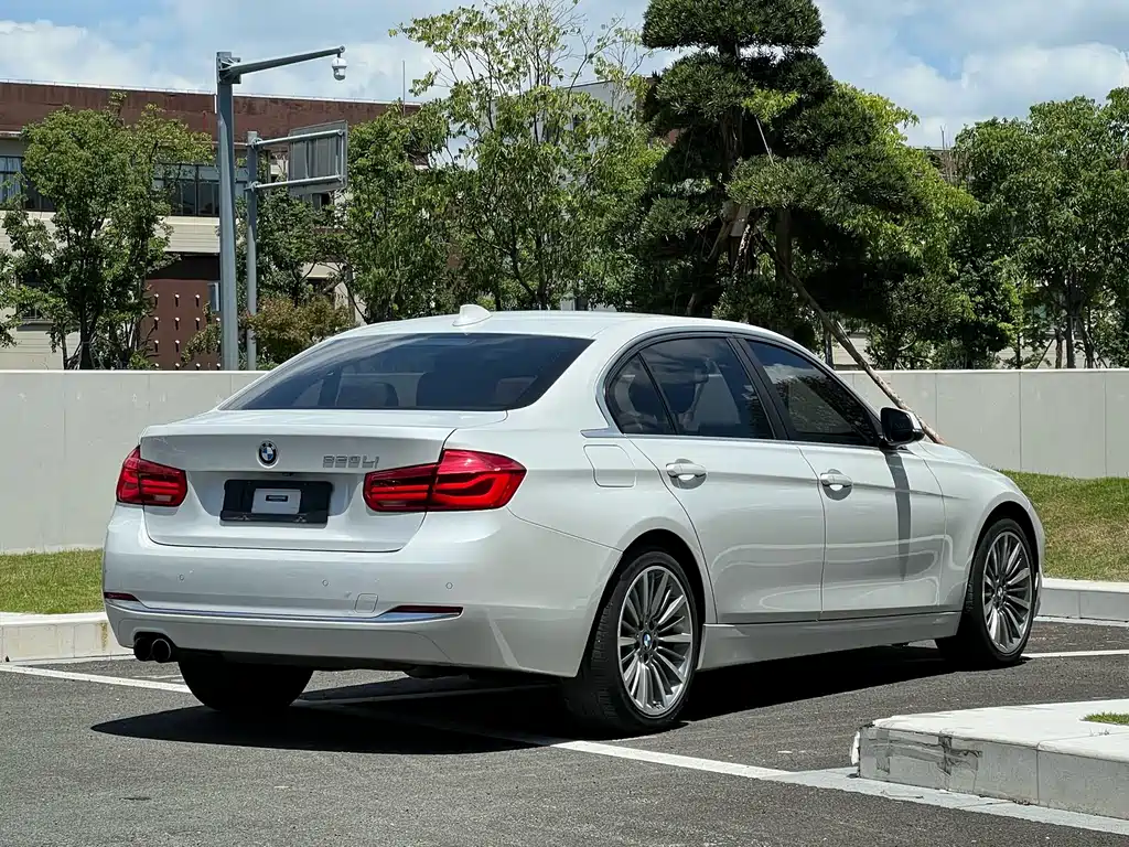 BMW 3 Series 2019 — фото 21