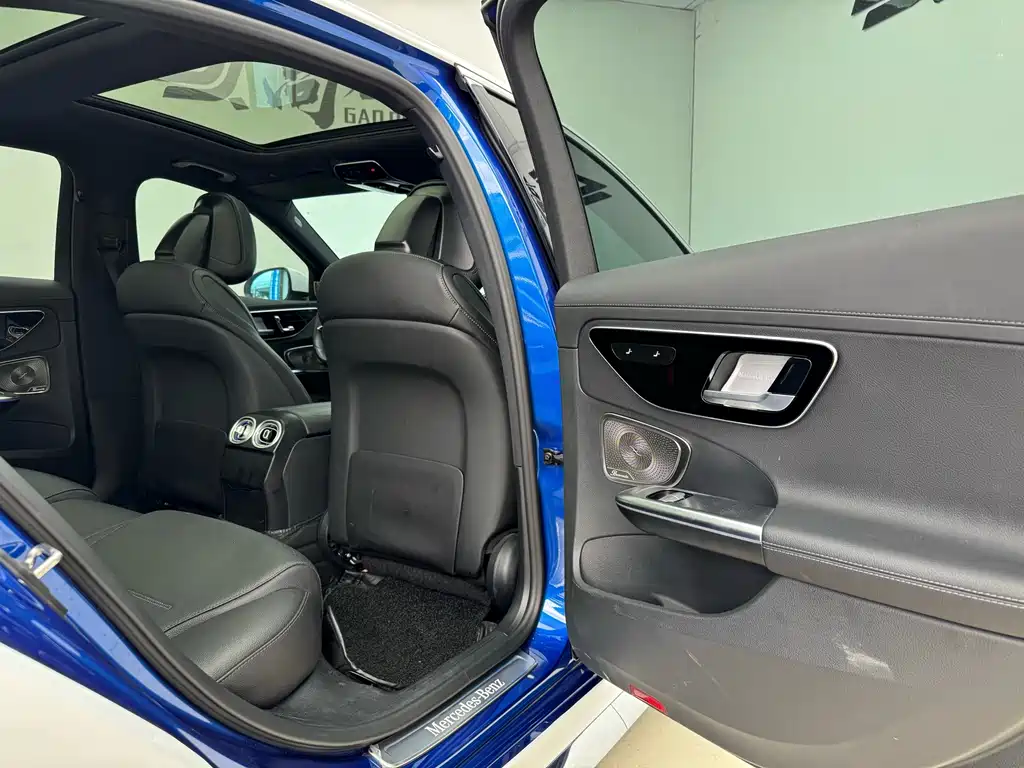 Mercedes-Benz C-Class 2023 — фото 12