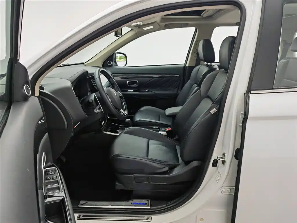 Mitsubishi Outlander 2020 — фото 10