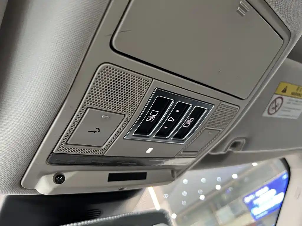 Land Rover Discovery 2018 — фото 13