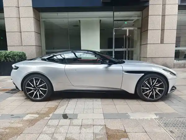 Aston Martin DB11 2022