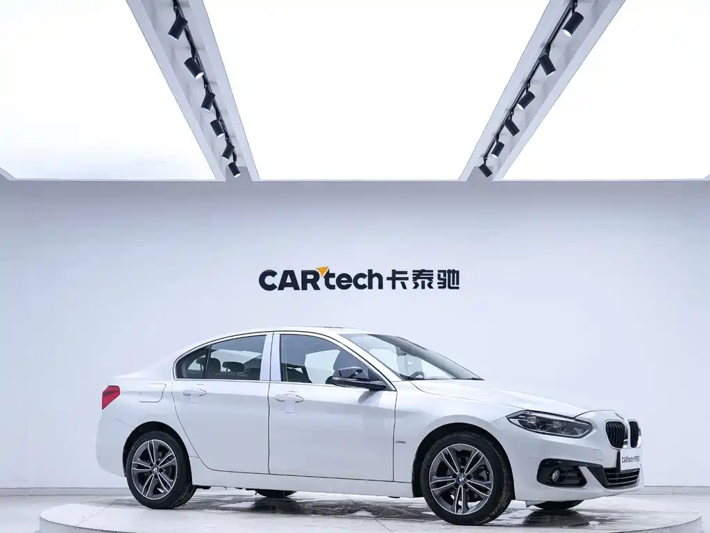 BMW 1 Series 2018 — фото 10