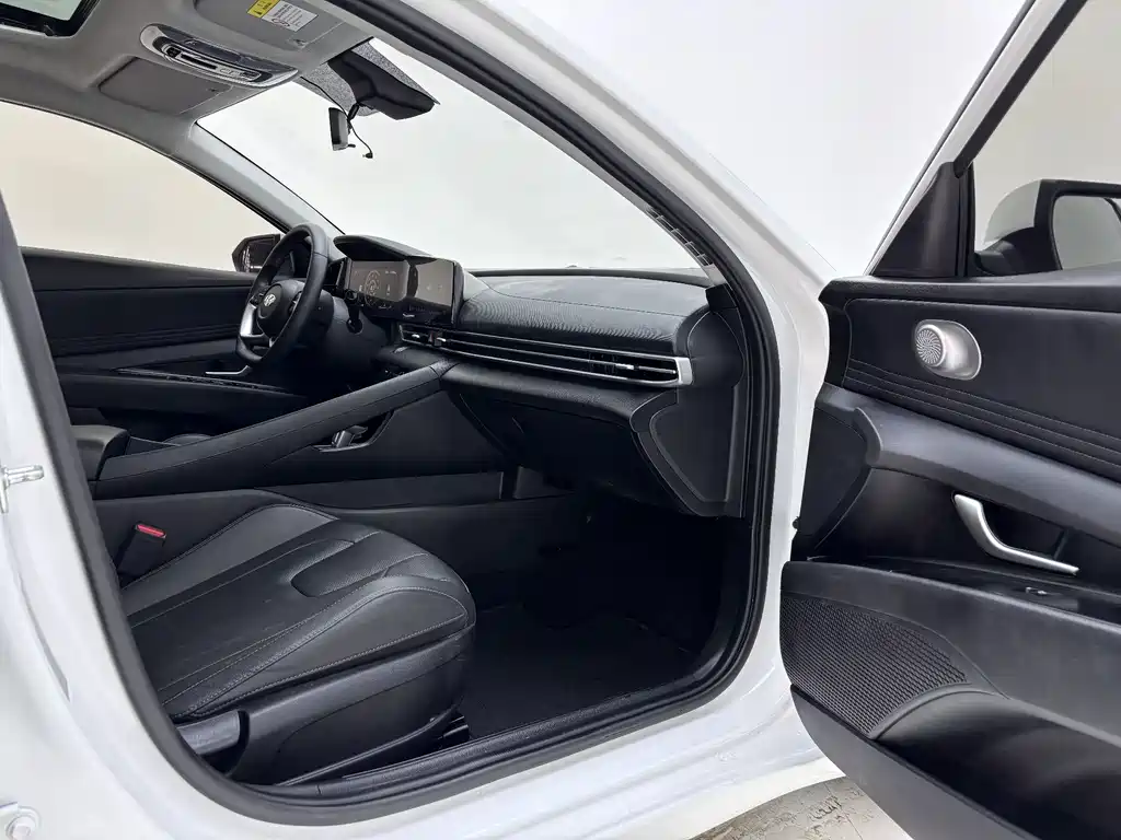 Hyundai Elantra 2023 — фото 30