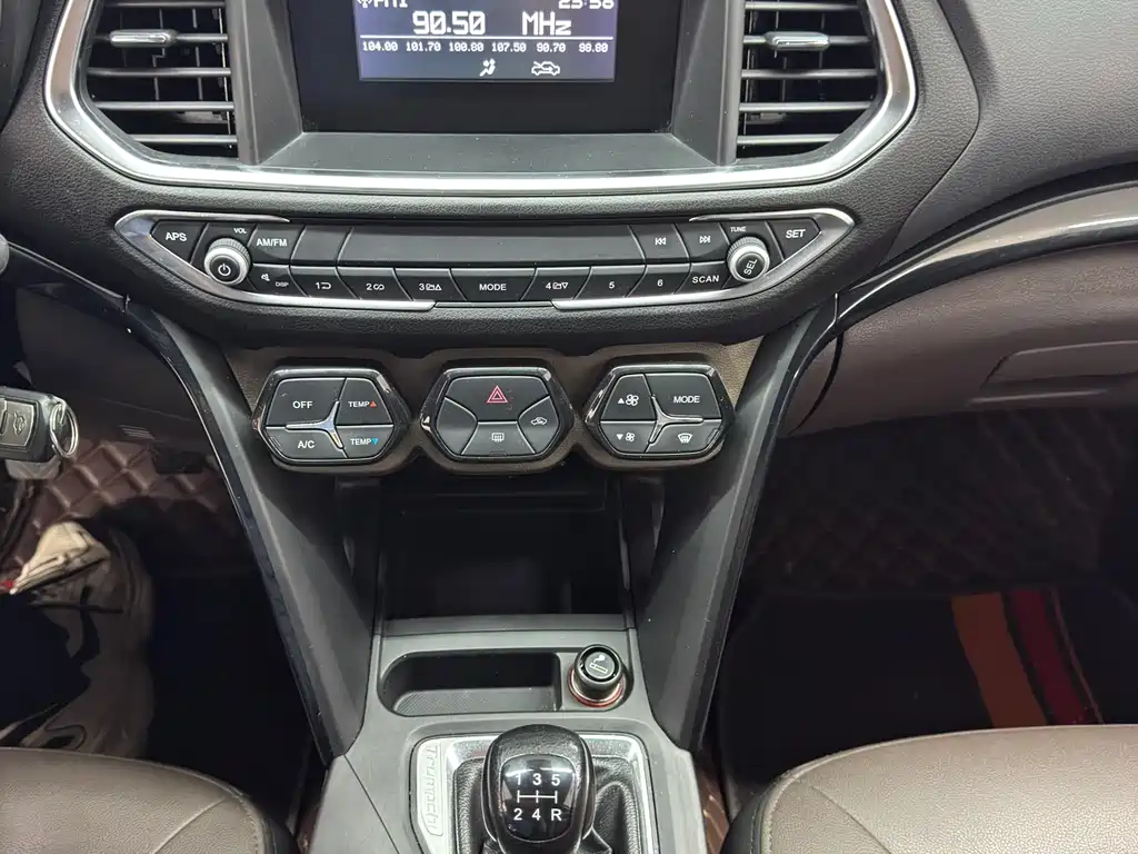 GAC Trumpchi GS4 2015 — фото 12