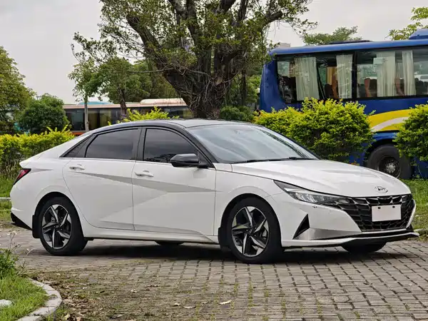 Hyundai Elantra 2022