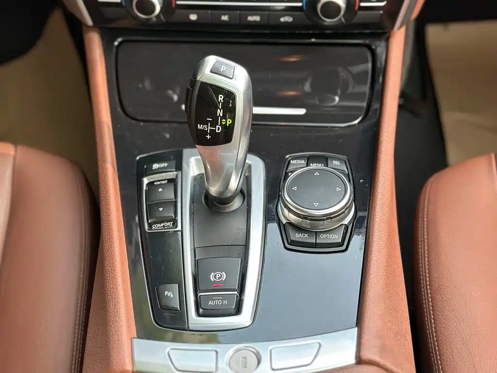 BMW 5 Series GT 2015 — фото 18