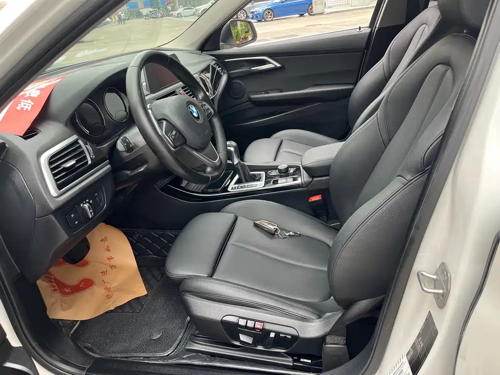 BMW 1 Series 2018 — фото 11
