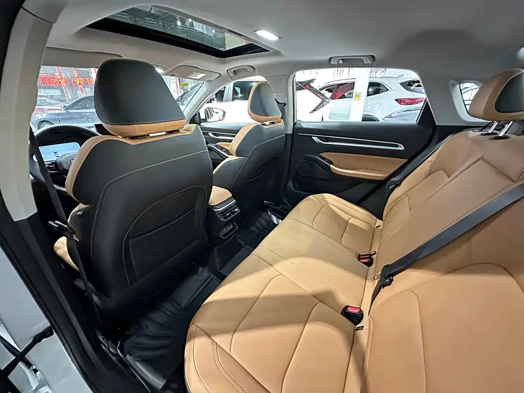Geely Emgrand 2025 — фото 10