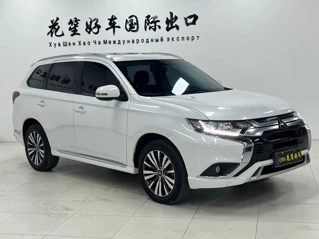 Mitsubishi Outlander 2022 — фото 3