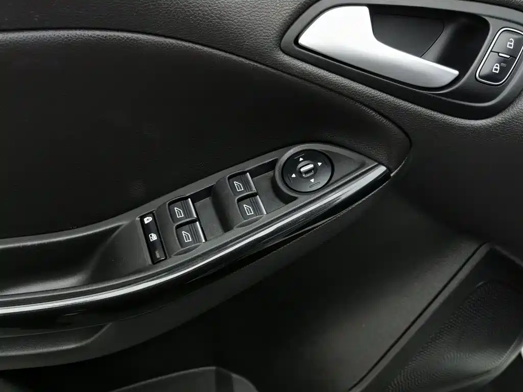 Ford Focus 2018 — фото 9