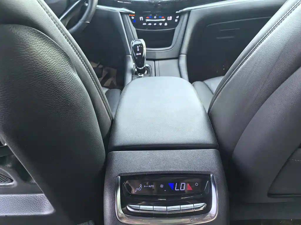 Cadillac XT6 2021 — фото 10