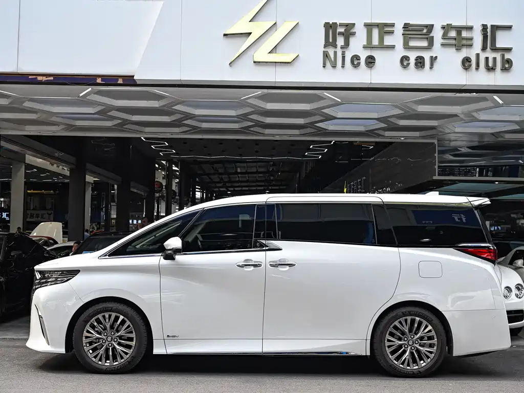Toyota Alphard 2025 — фото 2