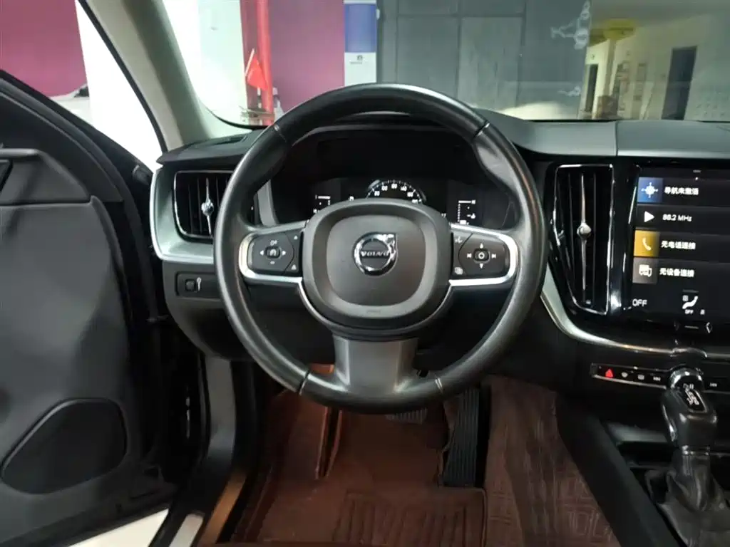Volvo XC60 2020 — фото 11