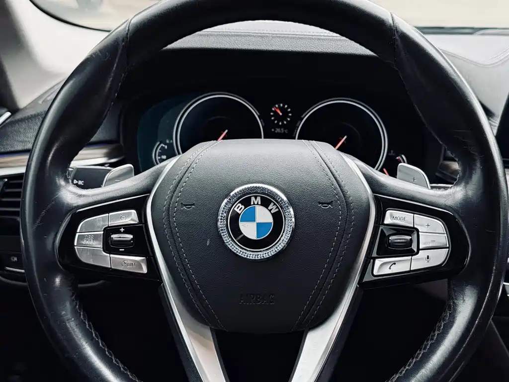 BMW 5 Series 2018 — фото 28