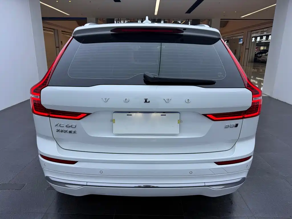 Volvo XC60 2022 — фото 11