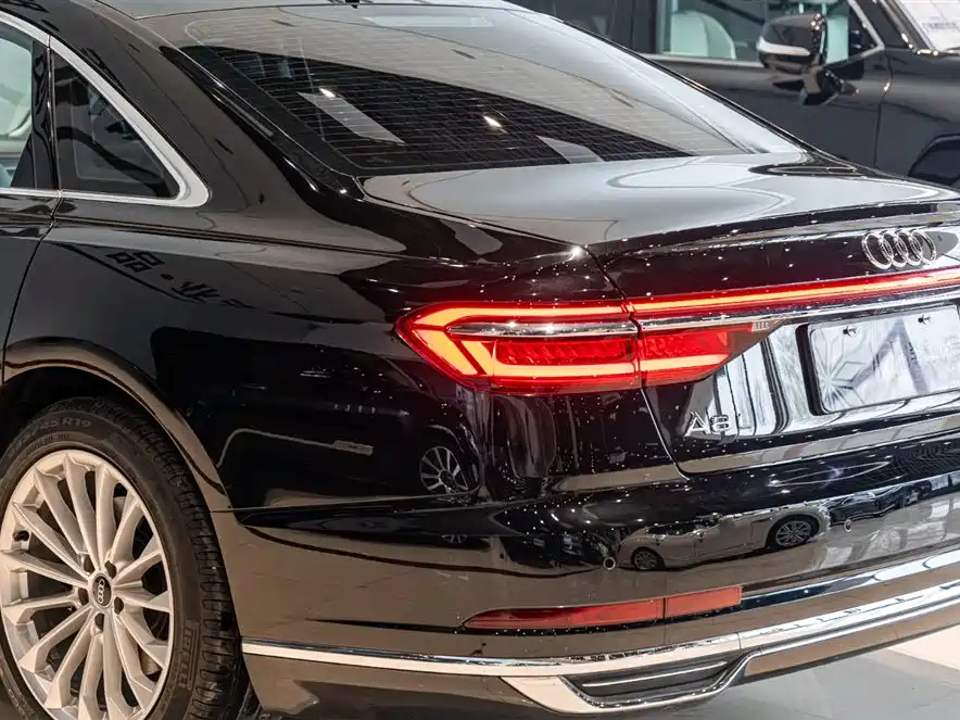 Audi A8 2021 — фото 16