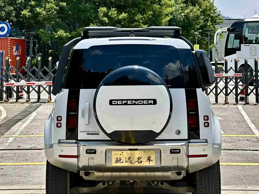 Land Rover Defender 2022 — фото 15