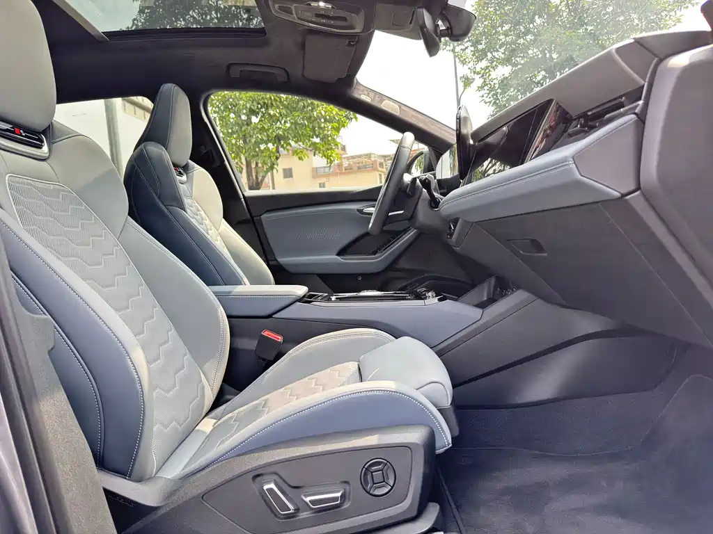 Audi Q6L e-tron 2025 — фото 15