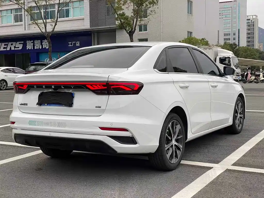 Geely Emgrand 2023